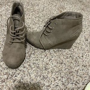 Arizona Lilly Wedges